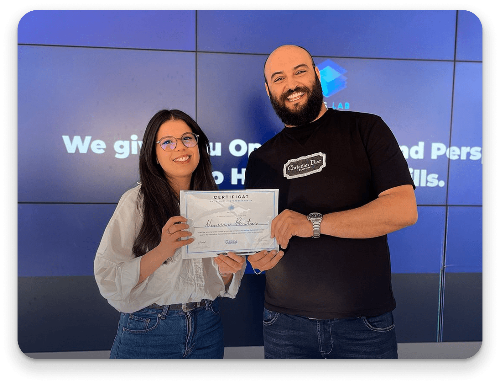 Remise d'un certificat à une participante d'une formation en marketing digital