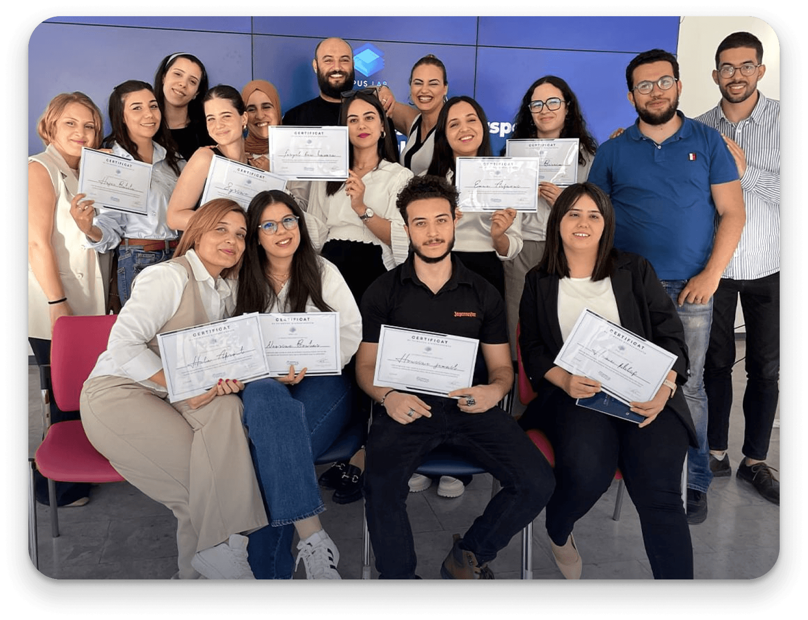 Remise d'un certificat aux participants d'une formation en marketing digital
